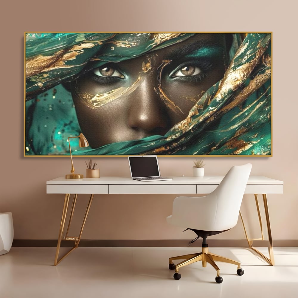 Tablou canvas cu portret artistic cu ochi caprui si tesatura verde, in rama de aluminiu auriu, pe perete intr-un birou